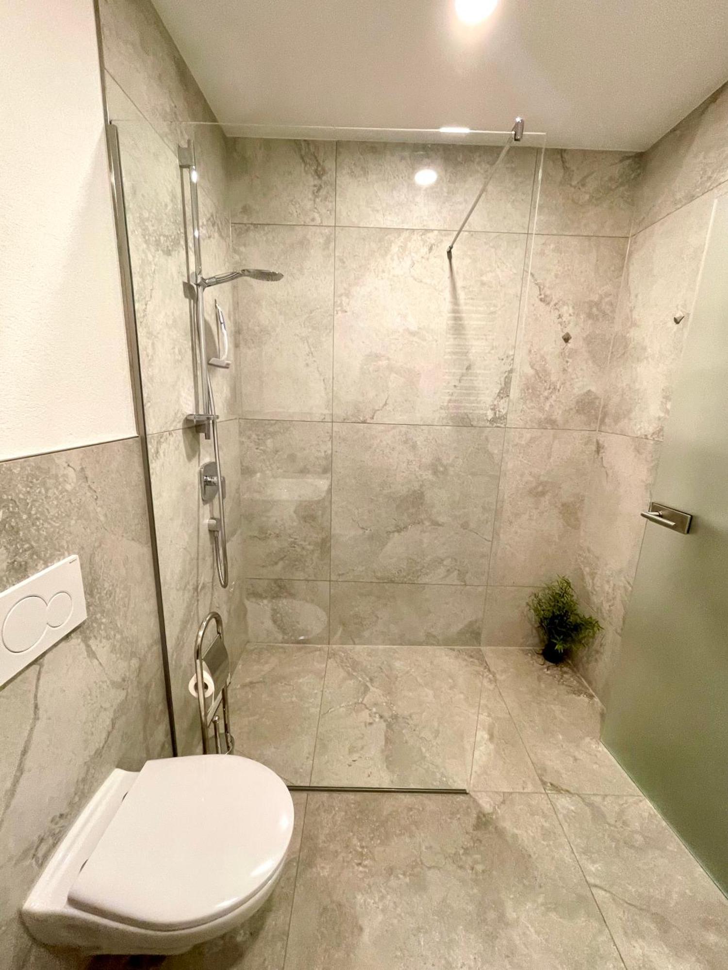 Neu Grosse Einzimmerwohnung Im Zentrum Goldstadt Pforzheim Schloessle エクステリア 写真