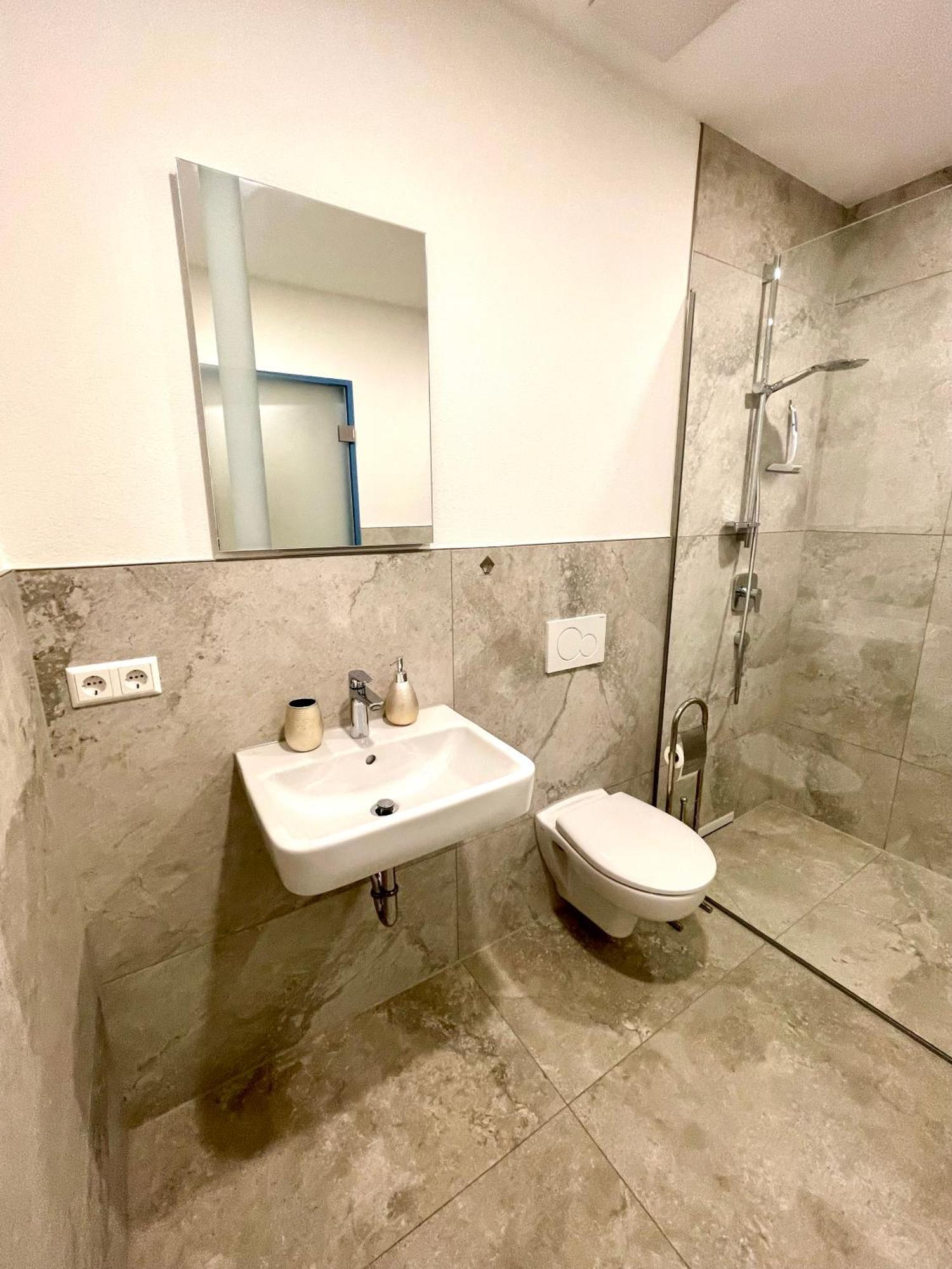 Neu Grosse Einzimmerwohnung Im Zentrum Goldstadt Pforzheim Schloessle エクステリア 写真