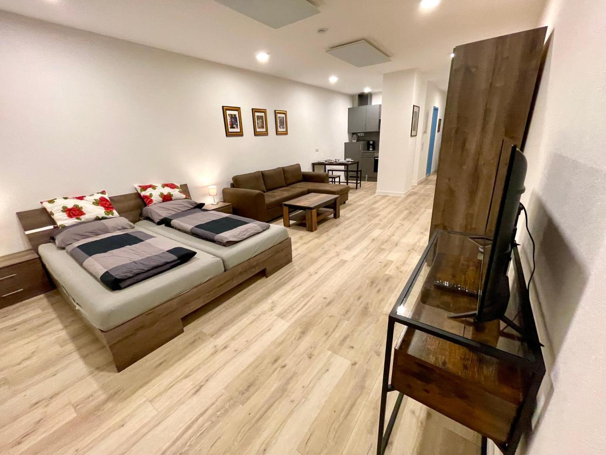 Neu Grosse Einzimmerwohnung Im Zentrum Goldstadt Pforzheim Schloessle エクステリア 写真